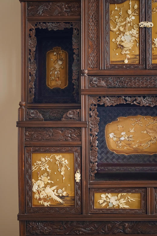 独角鹿西洋古董1880年代日本明治时期出品祥云龙凤纹硬木精雕装饰东方花鸟主题金漆莳绘及芝山镶嵌大型多宝阁 商品图3