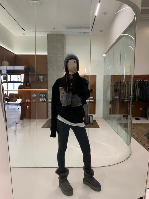 一店k （降温大福利！420g加绒加厚！）美式复古小小拿捏住了🏉！画报迪士尼米奇经典古早味太浓了！搭配基础黑灰色系底色氛围感拉满！宽松廓形报纸印花加绒圆领卫衣 商品图9