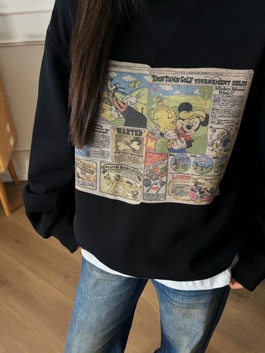 一店k （降温大福利！420g加绒加厚！）美式复古小小拿捏住了🏉！画报迪士尼米奇经典古早味太浓了！搭配基础黑灰色系底色氛围感拉满！宽松廓形报纸印花加绒圆领卫衣 商品图5