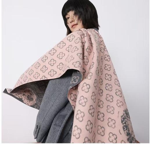 🔥秋冬热卖款大围巾【轻奢精仿羊绒围巾披肩】拯救衣柜里所有大衣的百搭围巾😍 ✅ 超大围巾，可披可围，还可以当毯子，简约大气！ 😱奢侈品级别的大披肩 ，搭配大衣毛衣高级感十足~👏 商品图2