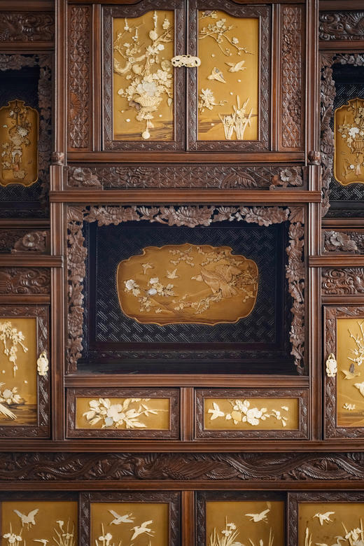 独角鹿西洋古董1880年代日本明治时期出品祥云龙凤纹硬木精雕装饰东方花鸟主题金漆莳绘及芝山镶嵌大型多宝阁 商品图2