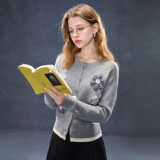 西遇灰色毛衣外套女冬季新款手工花朵圆领短款针织开衫SS051899 商品图0