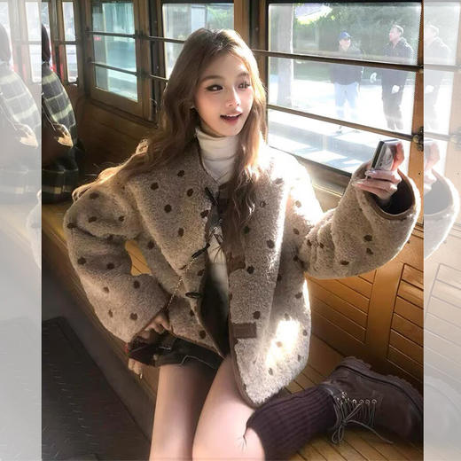 西遇双面穿仿羊羔毛外套女2025年冬季新款短款牛角扣厚毛绒上衣SS051911 商品图3