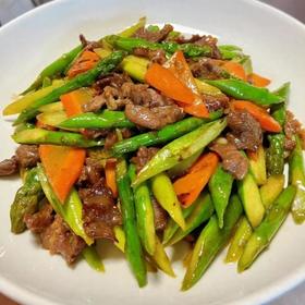 “阿德童年”芦笋炒牛肉