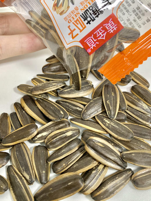 💰19.9到手50包【手抓包瓜子】🥳核桃味➕焦糖味任选👇大颗粒果仁实在，一口一个嘎嘣脆💥皮薄易嗑不费牙🦷百煮入味越嚼越香😋 ✅甄选优质大盘葵花籽为原料🌻扎实饱满，颗粒比普通瓜子大一圈📏 商品图2