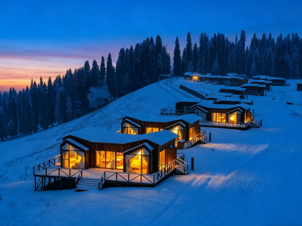 【寒假亲子】雪域北疆·蓝调伊犁亲子营:1家1越野车,住雪景木屋,赛里木湖蓝冰,畅滑4S级国际雪场,策马权游北境|6~18岁亲子