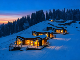【寒假亲子】雪域北疆·蓝调伊犁亲子营:1家1越野车,住雪景木屋,赛里木湖蓝冰,畅滑4S级国际雪场,策马权游北境|6~18岁亲子
