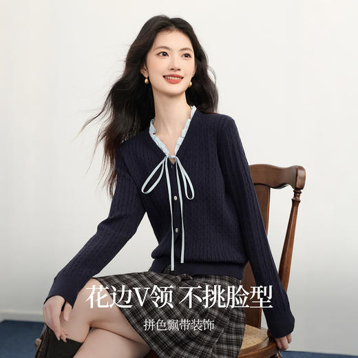 【12/03新品】熙世界高智学院风花边V领针织衫女2025秋冬新款系带绞花毛衣开衫 商品图1