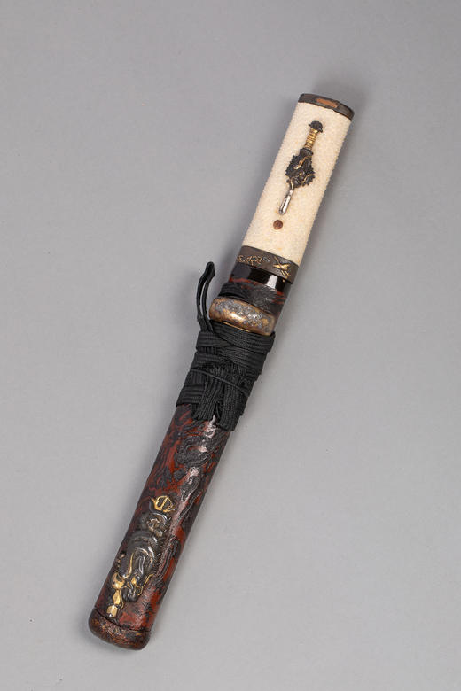 独角鹿西洋古董1504–1521年代日本室町末期永正年间手掻派包吉出品瑞龙主题铜鎏金银精雕装饰树纹漆木刀鞘及鲛皮手柄短刀 商品图3