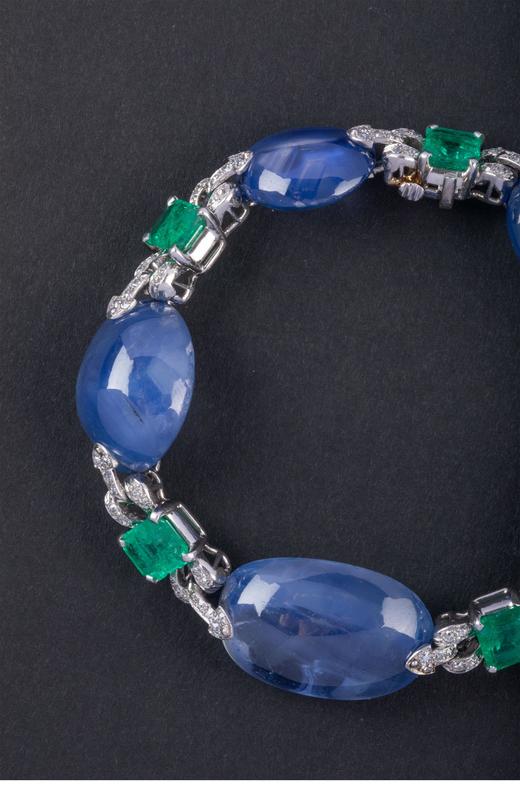 独角鹿西洋古董20世纪法国出品白金镶嵌蓝宝石祖母绿及钻石珠宝套件（含耳饰、项链、手链） 商品图3