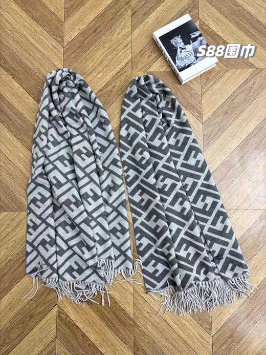 D120203浅灰色系双面印花款羊绒精典款情侣围巾披肩 商品图9