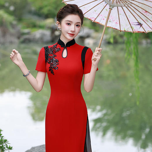 YD-4007 2025新款长款演出改良旗袍浅绿色女优雅前开衩舞台表演走秀旗袍裙 商品图3