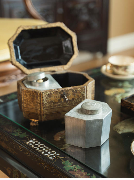 【已售】独角鹿西洋古董19世纪中国出品外销描金漆器庭园人物图双联罐茶叶盒 商品图3