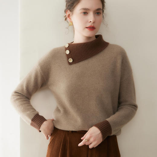 「自」全新升级【铂金会员477/天猫649/差价172】(82959)洛诗琳撞色不规则翻领羊绒衫2025冬季七针宝石扣针织毛衣 商品图2