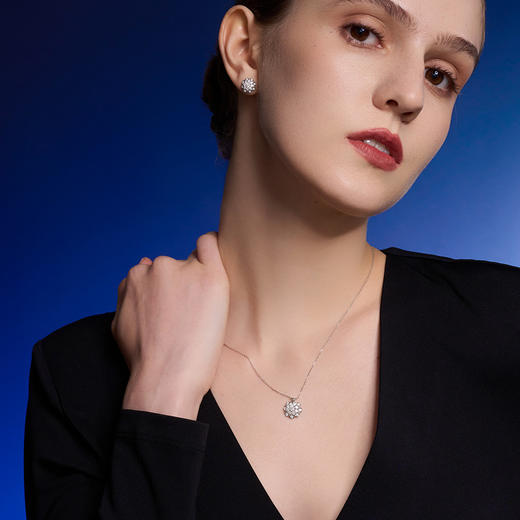 【极慕之星】【门店同款】钻石世家 18K金钻石吊坠 花好月圆系列钻石吊坠 商品图5