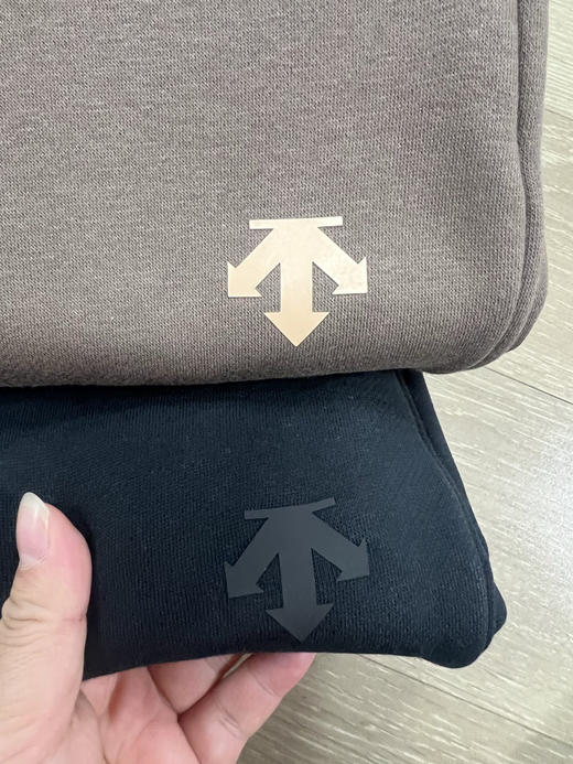 韩单正品 DST迪桑特ESSENTIAL系列秋冬男士加绒束脚卫裤，硅胶logo标设计，内里拉绒保暖亲肤，标牌齐全！
颜色：黑色 咖色
尺码：S-2XL 商品图3