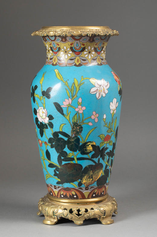 独角鹿西洋古董1850年代日本江户时期出品祥云纹铜鎏金精雕底座装饰「东方花鸟」主题蓝地七宝烧花瓶 商品图8