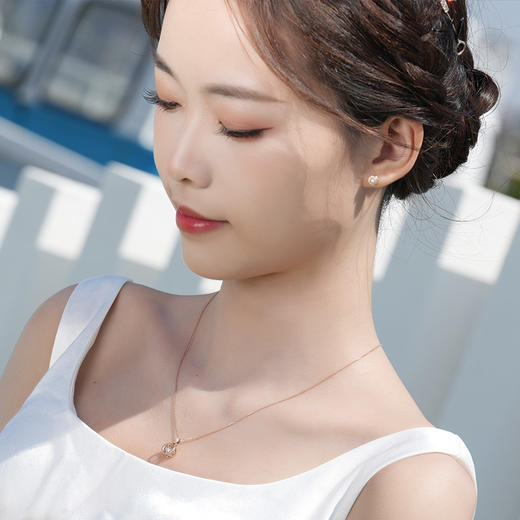 【甄选钻饰】【专享】【星辰系列】钻石世家耀爱系列·小宇宙 18k金钻石耳钉 八边形设计感耳钉耳饰 绽放多面璀璨，解锁她力量的无限能量 商品图4