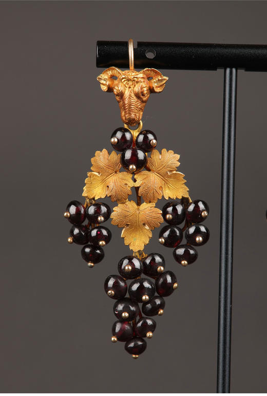 独角鹿西洋古董19世纪晚期法国出品「酒神的狂欢」主题18K黄金微雕石榴石葡萄造型珠宝套件 （含梳栉、胸针、项链、耳坠） 商品图5