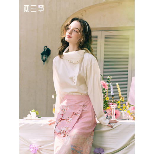 两三事 云溪新雪 2025冬季新款小清新镂空花边围巾领长袖衬衫女 商品图0