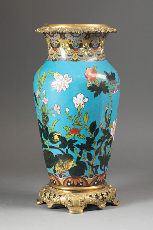 独角鹿西洋古董1850年代日本江户时期出品祥云纹铜鎏金精雕底座装饰「东方花鸟」主题蓝地七宝烧花瓶 商品图2