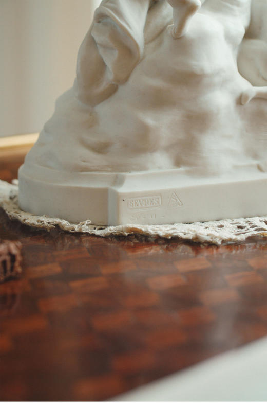 【已售】独角鹿西洋古董1906年代法国出品「La jeunesse entre l'amour et l'amitié 友达以上，恋人未满」主题素胎瓷雕塑 商品图4