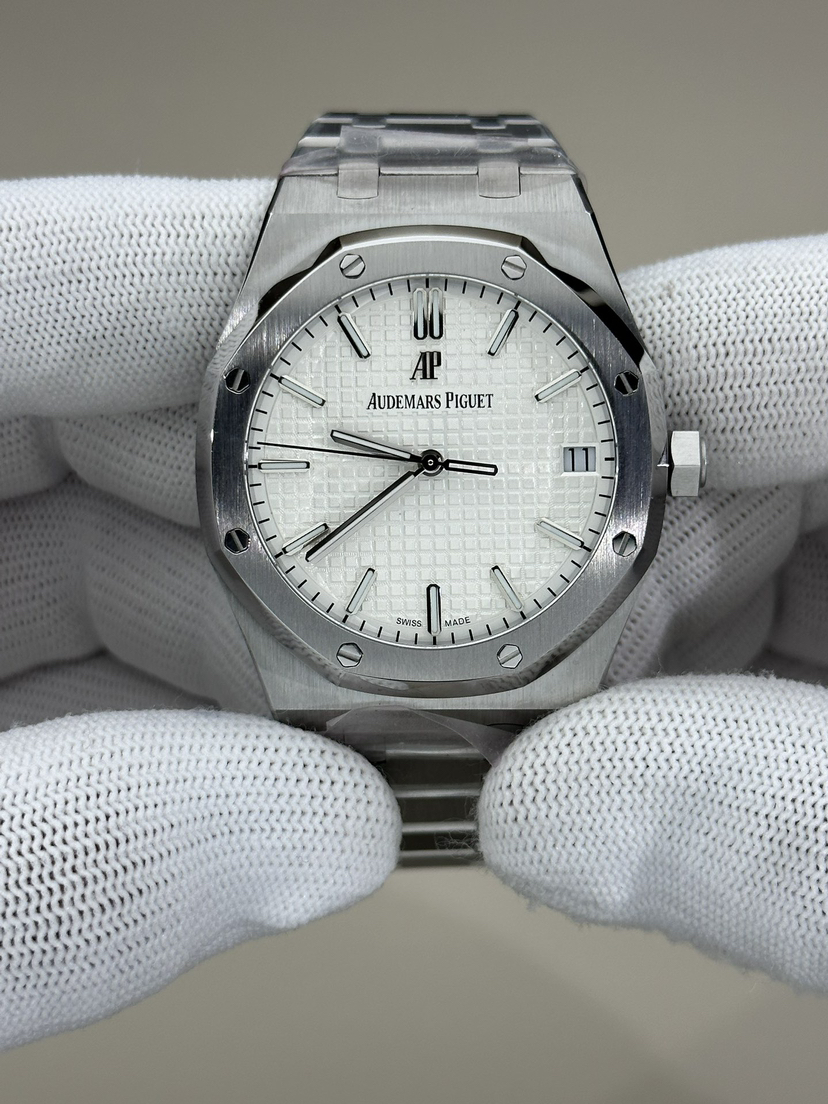 ZF既15400之后，百尺杠头再进一步！再战爱彼皇家橡树15500——乃目前市面钢表的巅峰之作，—— 实力演绎 卫冕“钢”王！
【6大精妙之处】
1.正品拆解开模，尺寸为41X10.4毫米与正品一致！