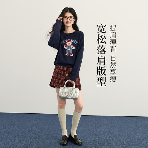 【年货节】熙世界学院风小熊提花圆领毛衣女2025秋冬新款套头宽松落肩针织衫 商品图2