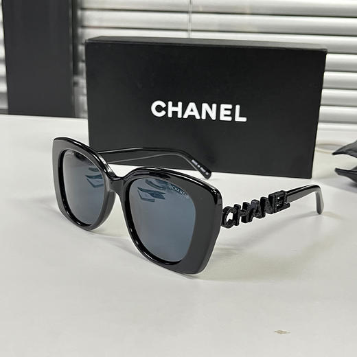 【赠YSL粉气垫正装12g】CHANEL/香奈儿墨镜女镂空镶钻字母太阳镜（礼盒）香港直邮 商品图6