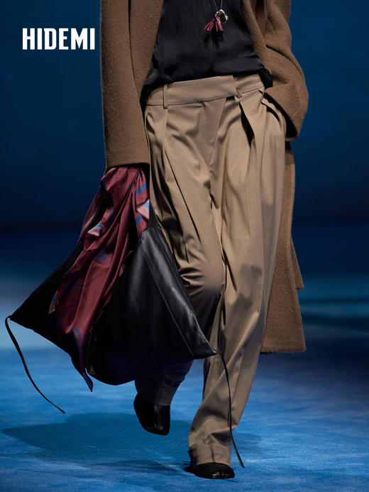 HIDEMI 大秀款限定logo系列手绘原创印花缎面90*90方形大丝巾披肩围巾 商品图4