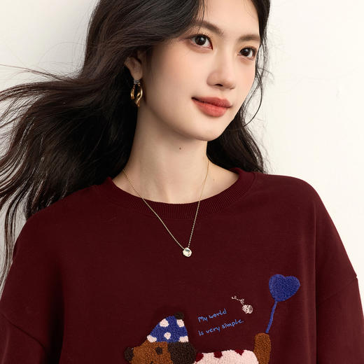 【周四狂欢价】熙世界毛巾绣腊肠狗红色卫衣女2025秋冬新款宽松慵懒圆领无帽上衣 商品图3