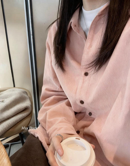 Max Daex®🇭🇰爆款 5色任选 灯芯绒衬衫 灯芯绒面料软乎乎不硬挺 宽松版型藏肉又随性 芋泥紫柔软细腻 保暖不厚重 气质复古衬衫女法式叠穿内搭衬衣外套宽松休闲遮肉长袖上衣 商品图6