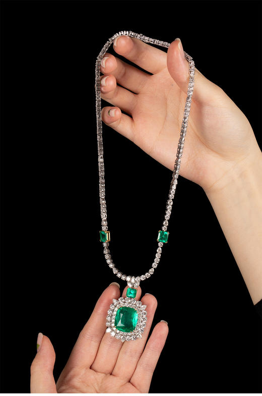 独角鹿西洋古董1980年代欧洲出品18k黄金白金镶嵌钻石及哥伦比亚祖母绿珠宝套件 （项链与耳钉/耳夹） 商品图2