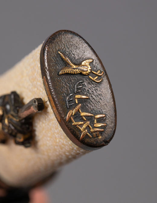 独角鹿西洋古董1504–1521年代日本室町末期永正年间手掻派包吉出品瑞龙主题铜鎏金银精雕装饰树纹漆木刀鞘及鲛皮手柄短刀 商品图8