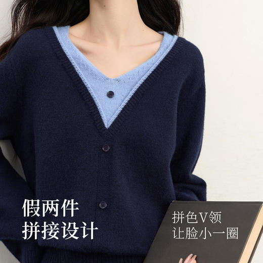 【12/03新品】熙世界假两件撞色V领毛衣女设计感长袖拼接针织上衣2025秋冬新款 商品图3