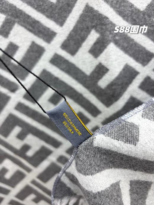 D120203浅灰色系双面印花款羊绒精典款情侣围巾披肩 商品图8