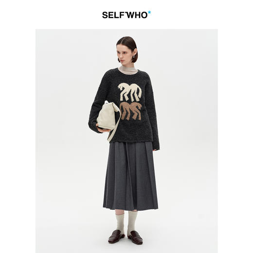 SELFWHO绵羊毛混纺灰色圆领毛衣女2025冬新款小马图案落肩针织衫 商品图2