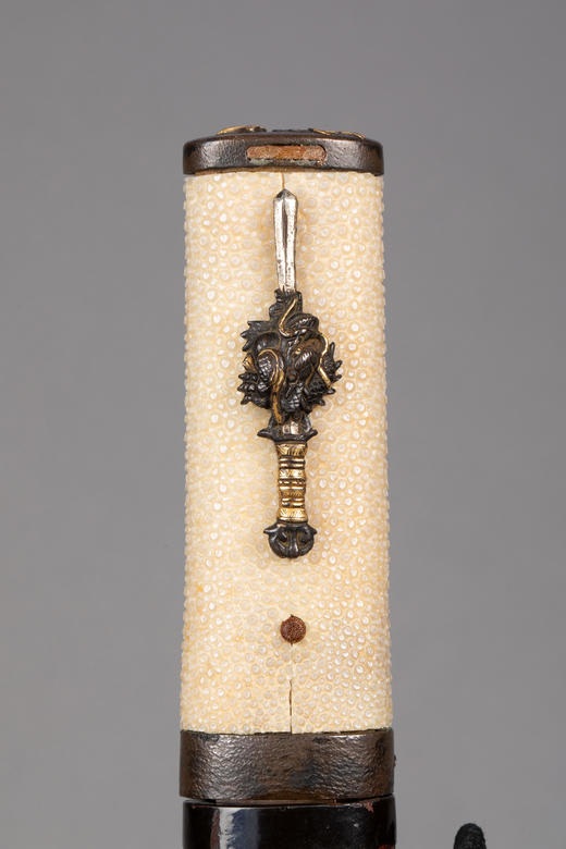 独角鹿西洋古董1504–1521年代日本室町末期永正年间手掻派包吉出品瑞龙主题铜鎏金银精雕装饰树纹漆木刀鞘及鲛皮手柄短刀 商品图6