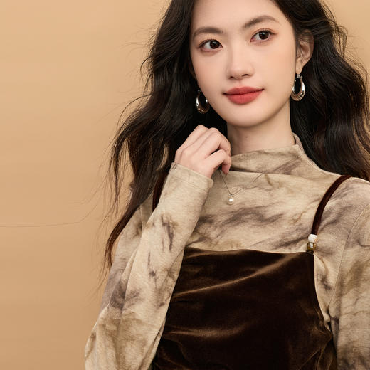 【12/03新品】熙世界琥珀流光风套装女冬季复古扎染打底衫丝绒吊带连衣裙两件套 商品图4