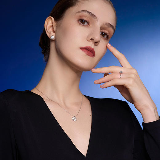 【极慕之星】【门店同款】钻石世家 18K金钻石吊坠 花好月圆系列钻石吊坠 商品图6