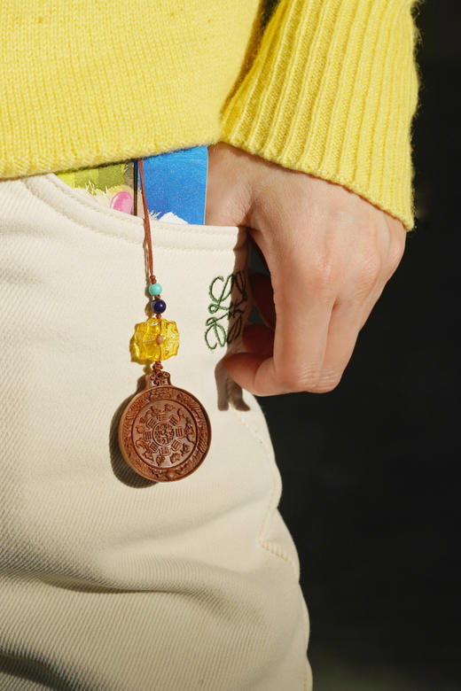 尽在掌握｜老山檀手机挂（4-5天发货） 商品图1