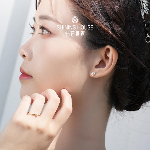 【甄选钻饰】【专享】【星辰系列】钻石世家耀爱系列·小宇宙 18k金钻石耳钉 八边形设计感耳钉耳饰 绽放多面璀璨，解锁她力量的无限能量 商品图3