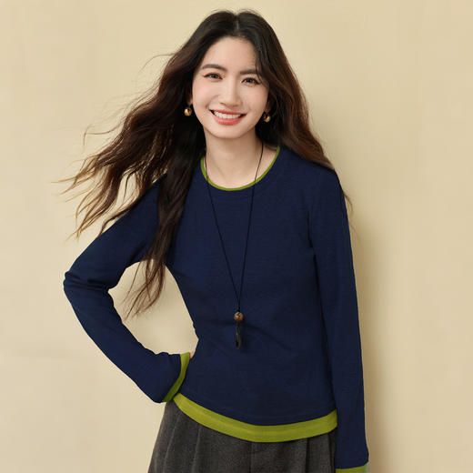 【12/03新品】熙世界撞色假两件抓毛T恤女长袖修身收腰圆领上衣打底衫2025秋冬 商品图4