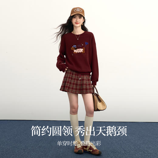 【周四狂欢价】熙世界毛巾绣腊肠狗红色卫衣女2025秋冬新款宽松慵懒圆领无帽上衣 商品图2