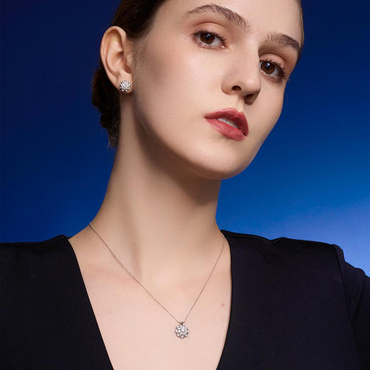 【极慕之星】【门店同款】钻石世家 18K金钻石耳饰 花好月圆系列钻石耳饰 商品图5