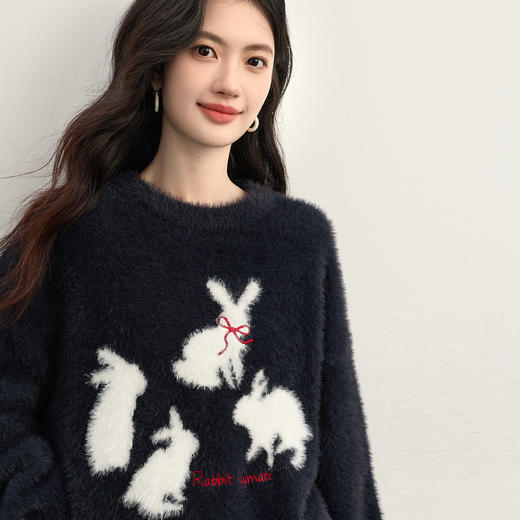 【周末秒杀】熙世界兔子图案仿貂毛圆领厚毛衣女2025冬季新款宽松毛茸茸针织衫 商品图4