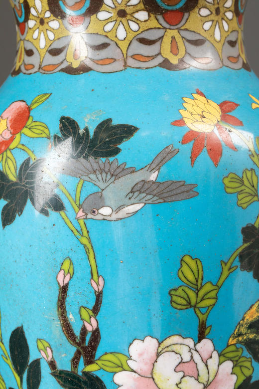 独角鹿西洋古董1850年代日本江户时期出品祥云纹铜鎏金精雕底座装饰「东方花鸟」主题蓝地七宝烧花瓶 商品图7