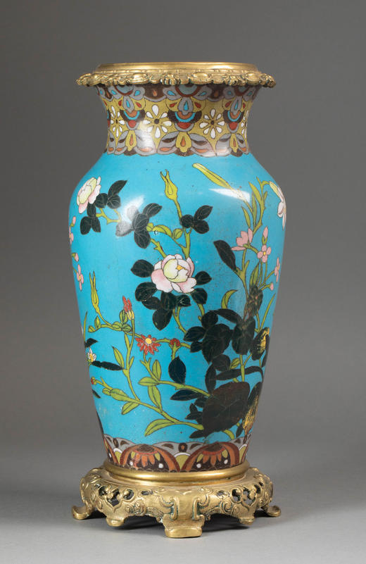 独角鹿西洋古董1850年代日本江户时期出品祥云纹铜鎏金精雕底座装饰「东方花鸟」主题蓝地七宝烧花瓶 商品图0