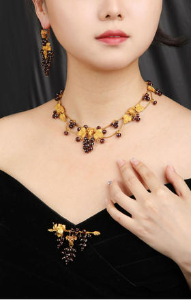 独角鹿西洋古董19世纪晚期法国出品「酒神的狂欢」主题18K黄金微雕石榴石葡萄造型珠宝套件 （含梳栉、胸针、项链、耳坠）