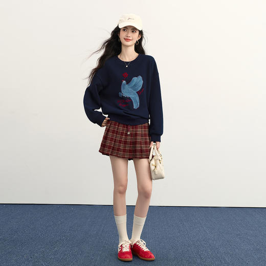 【年货节】熙世界「幸运飞鸟」加绒圆领卫衣女秋冬2025年新款宽松慵懒风上衣 商品图2